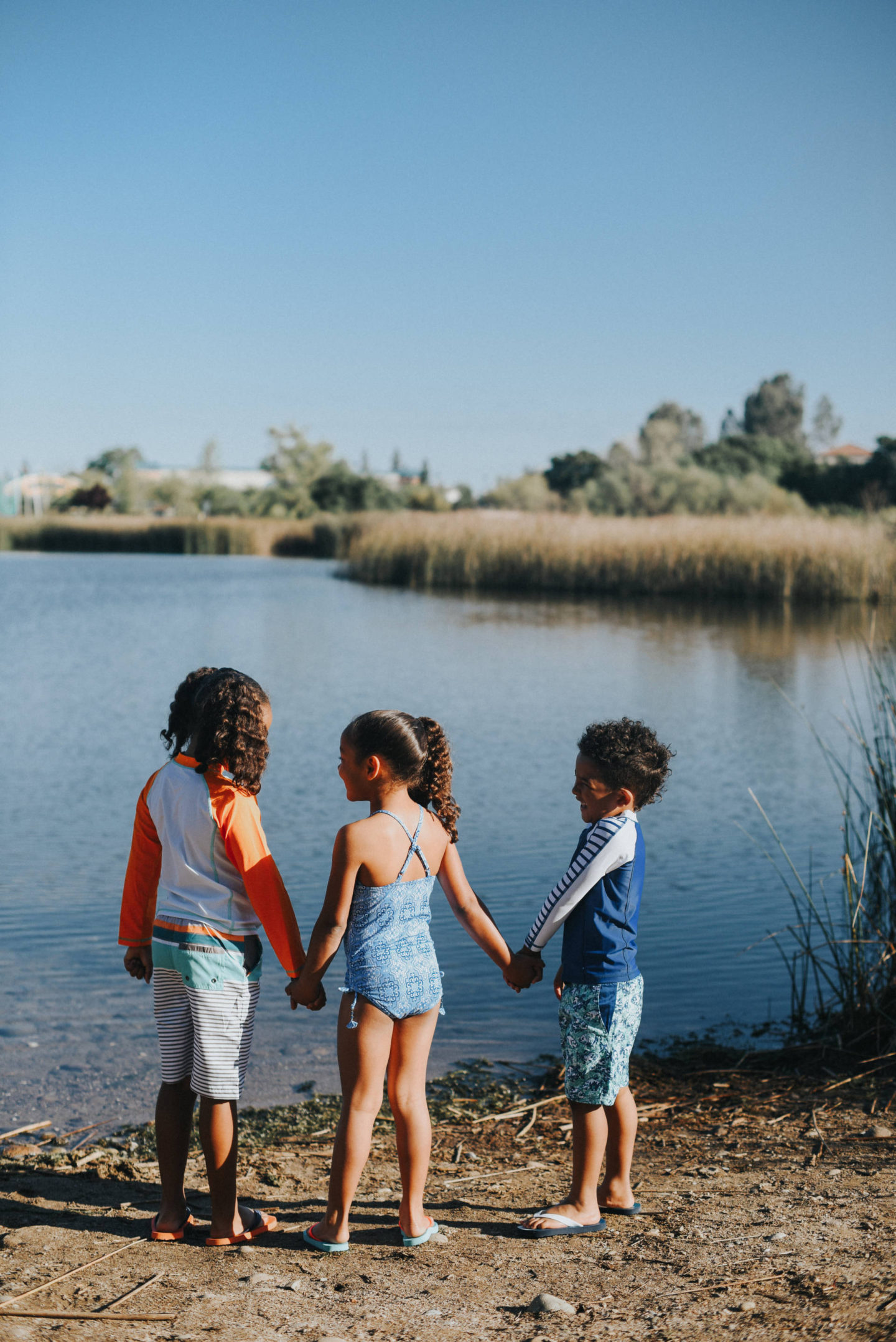 family-lake-day- siblings