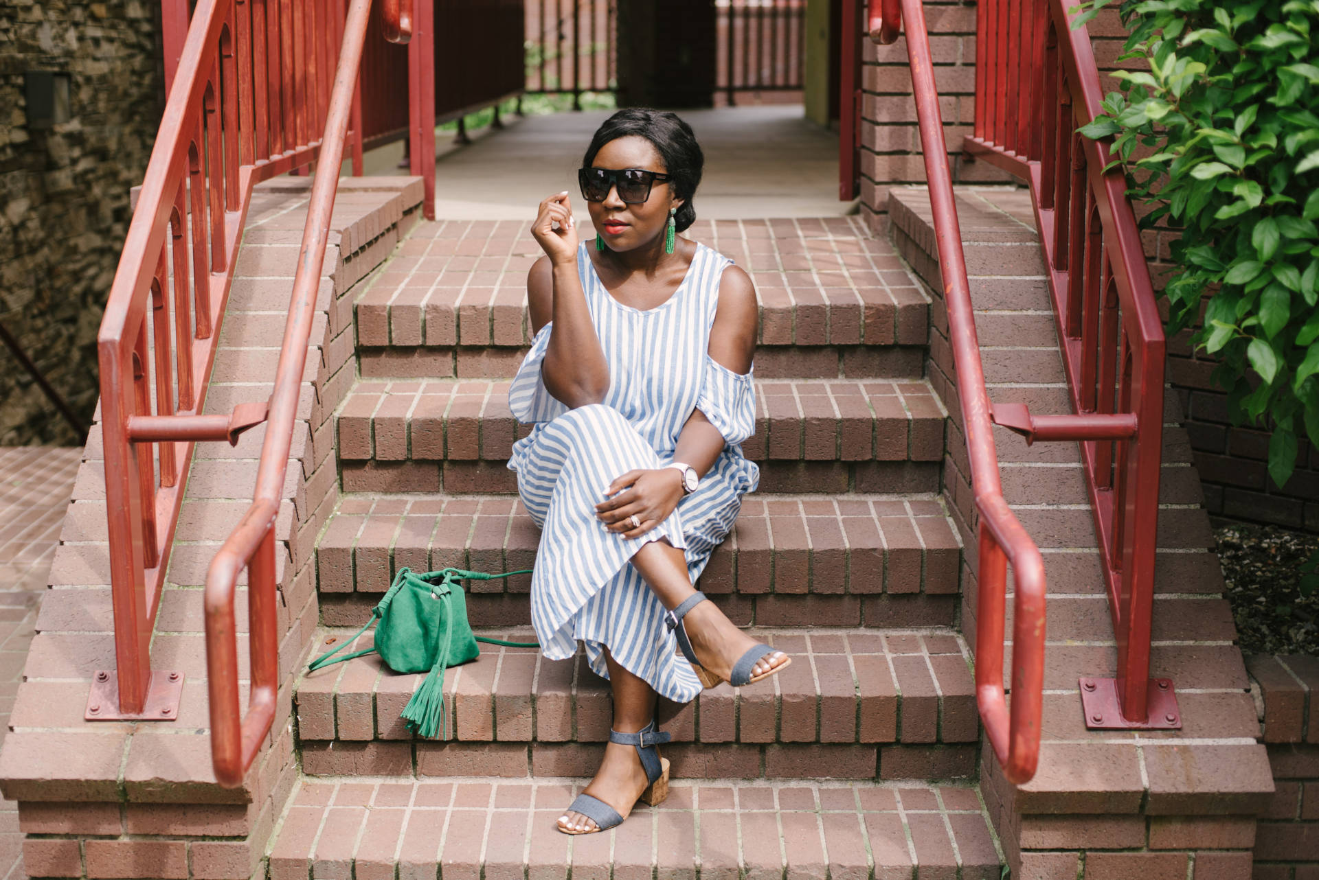 Stripe Jumpsuit: The perfect piece for any occasion! Check out this amazing jumpsuit for a very affordable price!