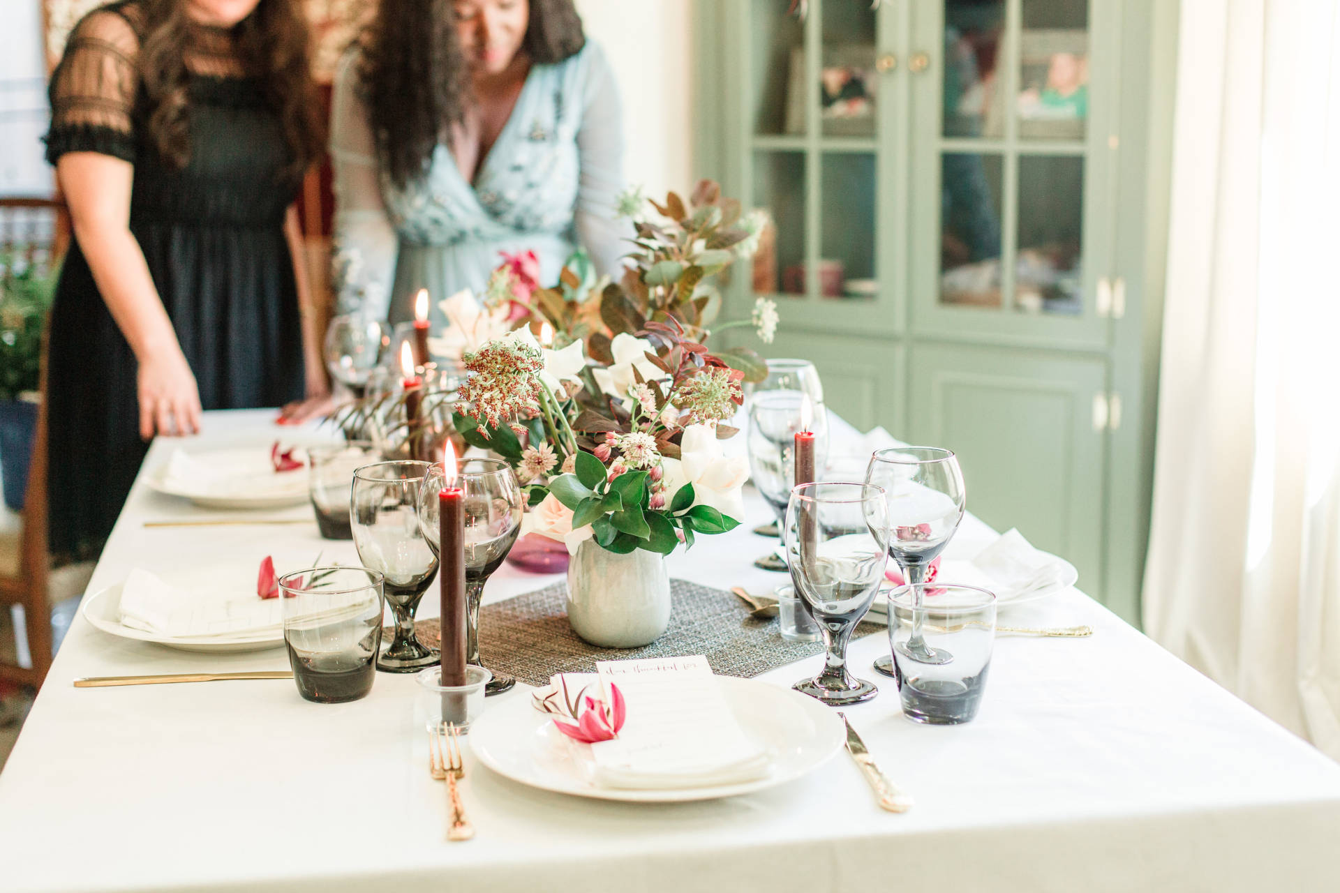 Inspiration for your Thanksgiving or Christmas Table. Elegance at his finest! Step up your tables cape presentation this holiday season with a few minor details!